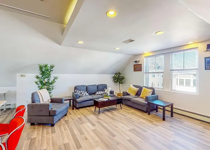 3Br Victorian Getaway With Loft, Near The Bay