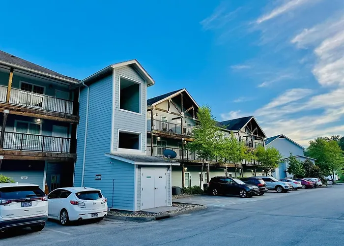 Hotel near College: Rustic Ridge 01