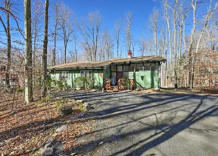 Pocono Pines, Lake Naomi 4 Bedrooms, 2 Full Bath