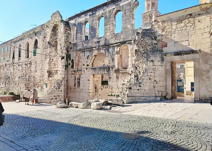 Split It Hostel
