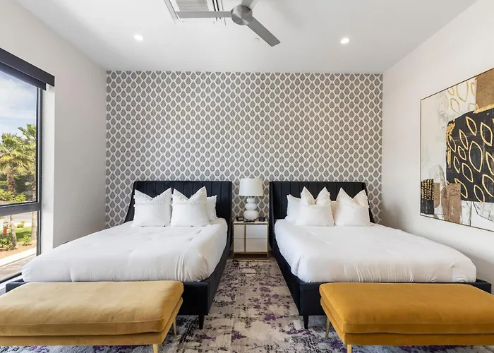 Perfect Friends Escape In Old Town Scottsdale With Resort Pool Access And Roof Deck!