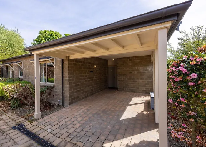 Meadowstone Villa | Cosy With Gas Fireplace & Bbq