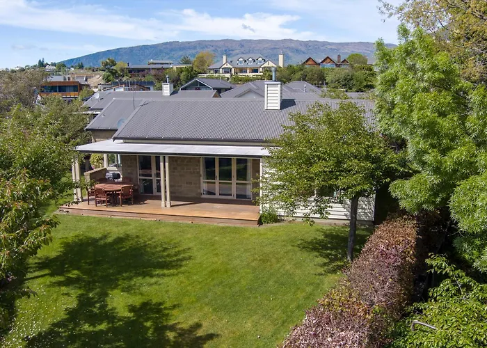 Meadowstone Villa | Cosy With Gas Fireplace & Bbq