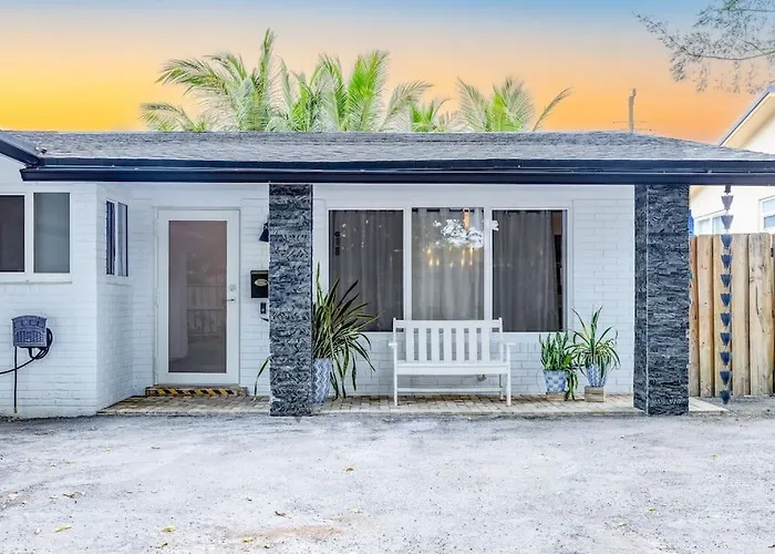 Casa Tropicana - Heated Pool, Game Room & Mins From Beach
