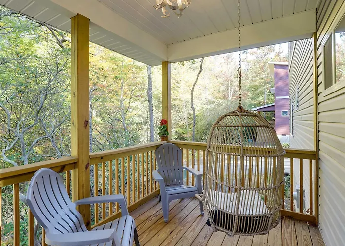 Luxe Mountain Home Near Ridgecrest & Asheville!