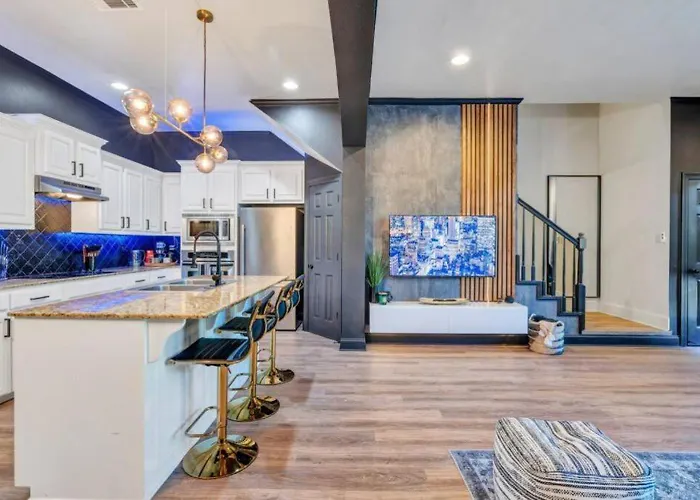 Stylish & Romantic Home, Long-Term Friendly, King