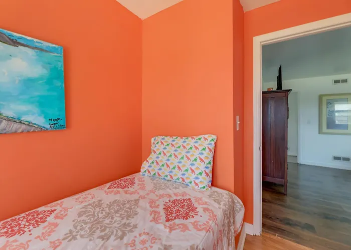 'West Of The Moon' Ocean Apt W/ Beach Access!