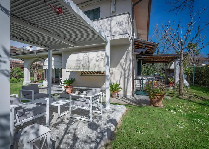 Villa Le Fontanelle In Forte Dei Marmi With Ac
