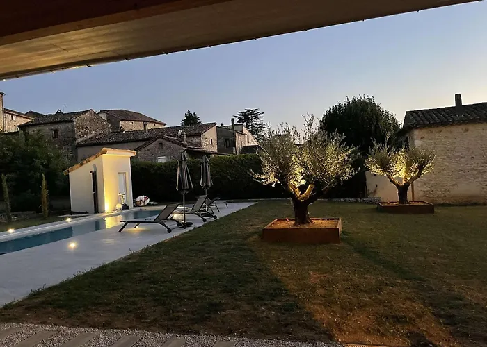 Villa moderne avec piscine privée et grand terrain en centre-ville - FR-1-382-208