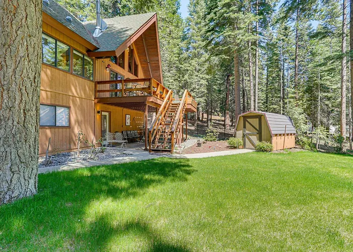 Spacious Retreat W/ Backyard: 1 Mi To Lake Almanor