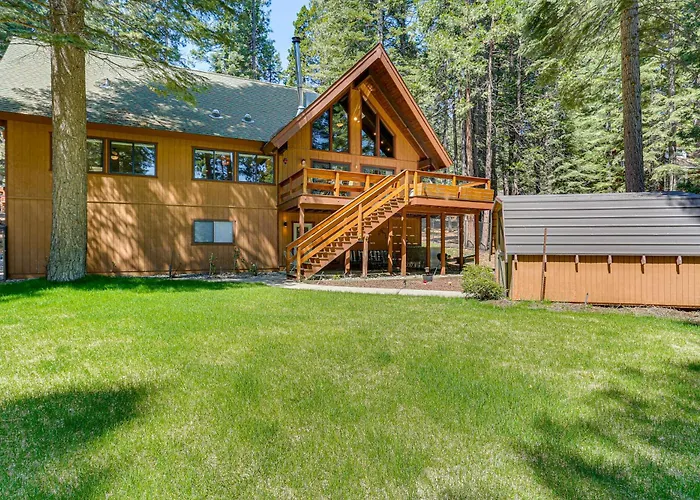 Spacious Retreat W/ Backyard: 1 Mi To Lake Almanor