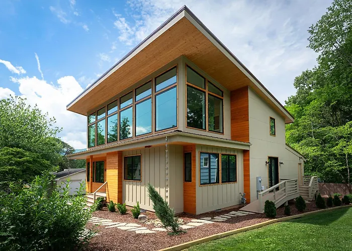 Skyview Oasis Modern Build 1 Mile From Downtown Black Mtn!