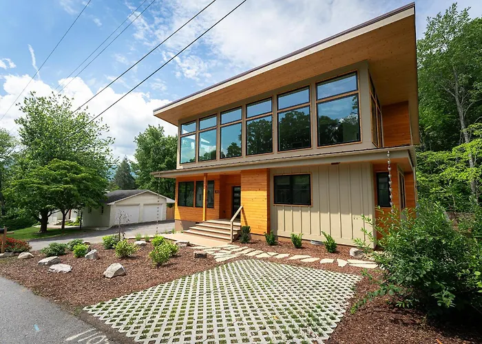 Skyview Oasis Modern Build 1 Mile From Downtown Black Mtn!