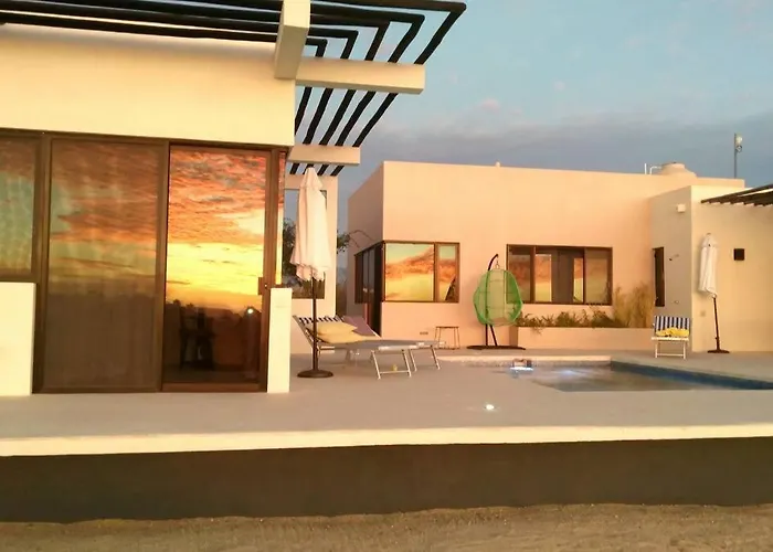 Contemporary House With Pool Near The Beach