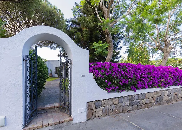 Villetta con Giardino esclusivo di 1000 mq, Piscina, Tennis, Calcio, Bocce