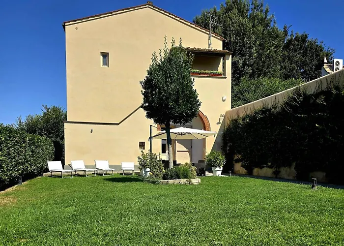 La Villa Apartments Tinaia - Excellent For Sardegna & Corsica - 6-8 Beds - Private Parking Included With Camera