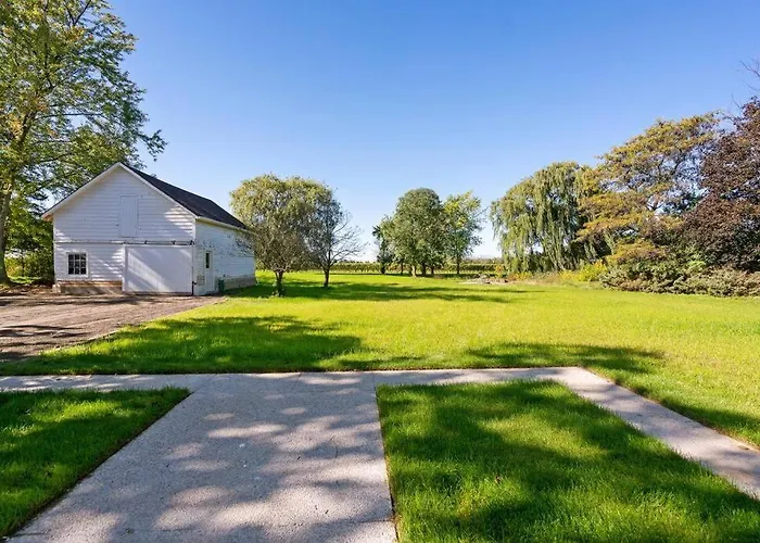 Waterfront Niagara-On-The-Lake Farmhouse On A Vineyard