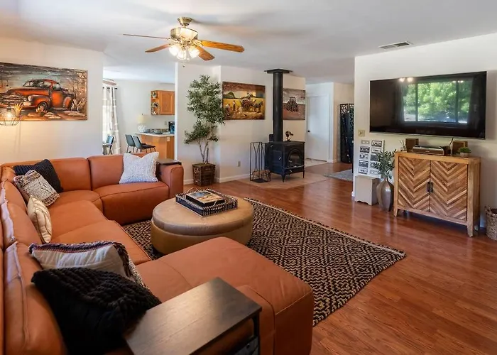 Stylish Country Cowboy Home With Hot Tub On 20 Acres
