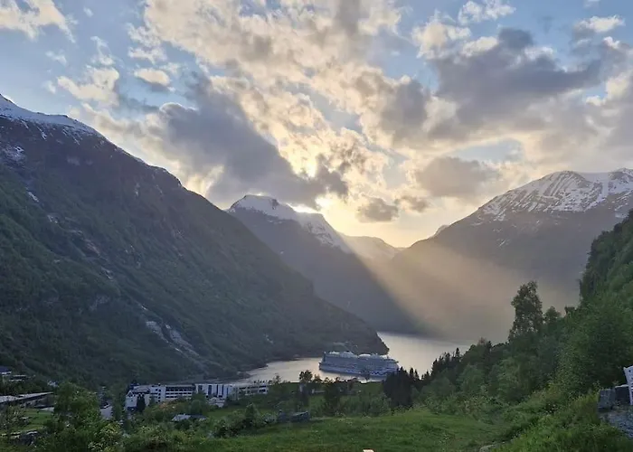 Hus I Geiranger Sentrum Med Panorama Utsikt