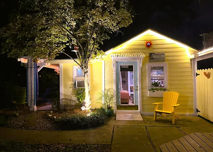 Romantic Beach Style Cottage Close To Everything!