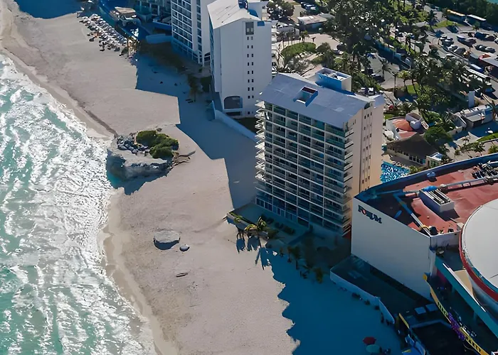 Apartment: Paradise Beachfront & Nightlife Heart