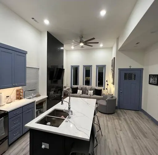 Perfectly Located 2 Bed/2 Full Bathroom/1 Sofa Bed