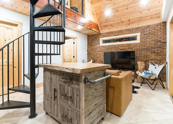Tree Cabin In Bentonville