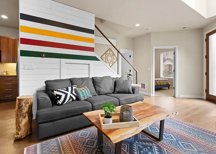The Pendleton - Walkable - Arcade Loft - Modern- Light & Bright
