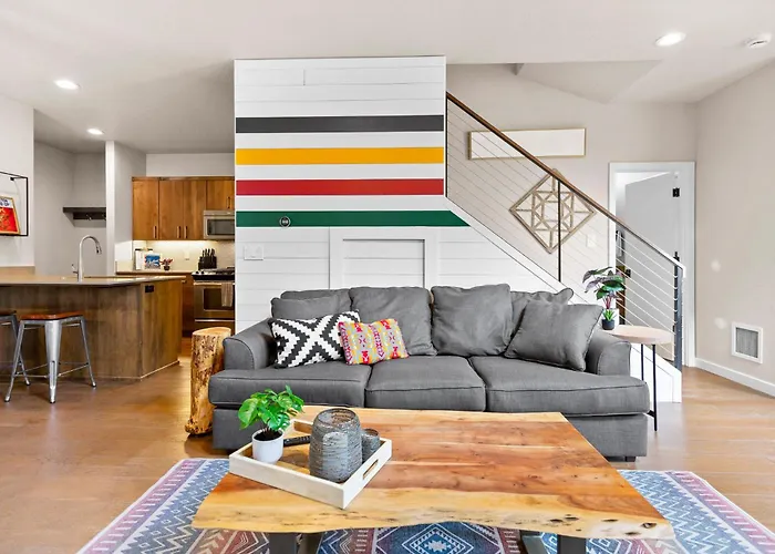 The Pendleton - Walkable - Arcade Loft - Modern- Light & Bright