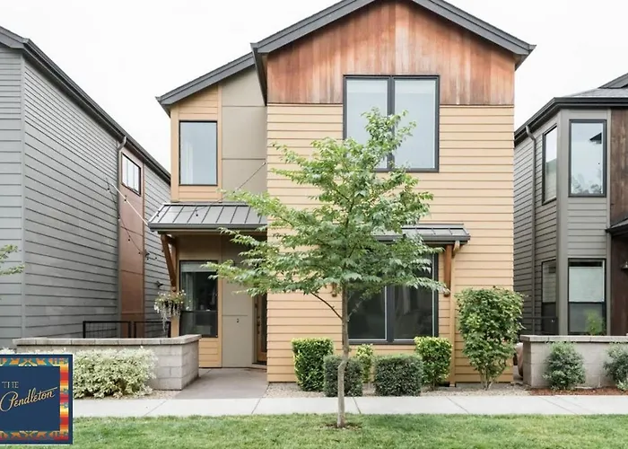 The Pendleton - Walkable - Arcade Loft - Modern- Light & Bright