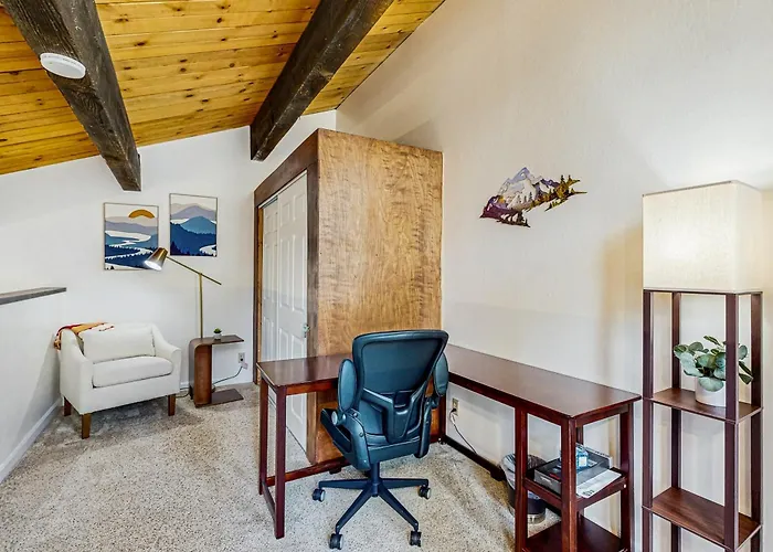 Lake Tahoe Adventure Base! Townhome W/ Pool Access
