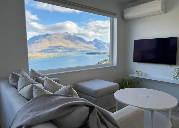 Takitimu Villa Remarkables View - Boutique Luxury, Private Bath With Stunning View