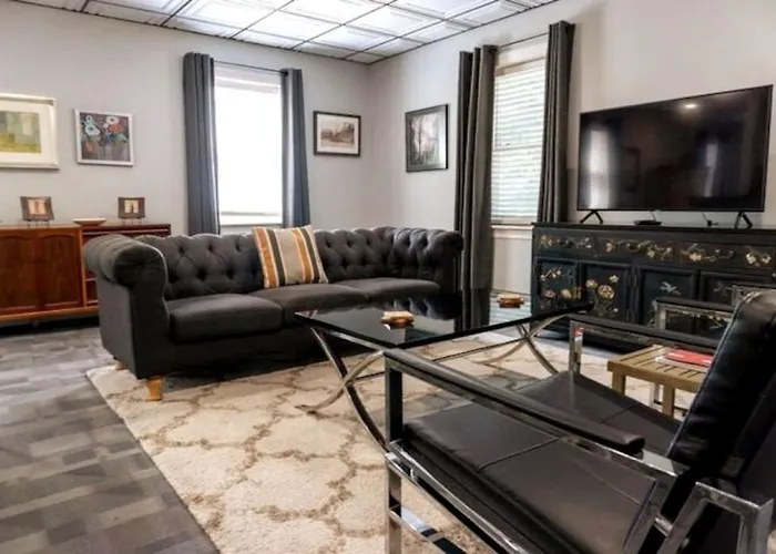 Upstairs Villa At Pine Street