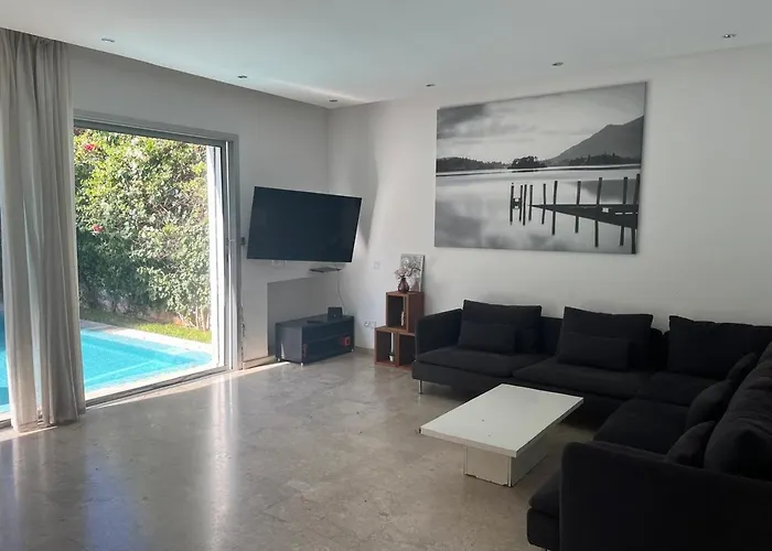 Villa moderne avec piscine, front de mer
