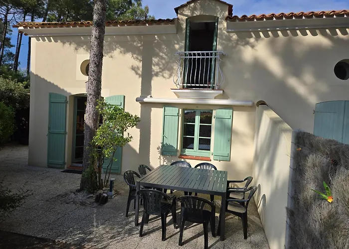 Maison forêt et piscine, les Mas de Vertmarines
