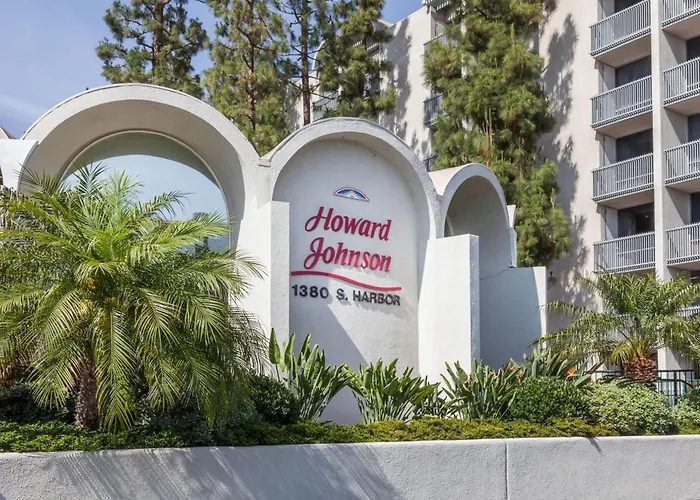 Howard Johnson By Wyndham Anaheim Hotel And Water Playground