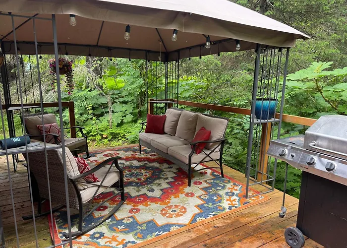 Nauti Otter Inn And Yurt Village