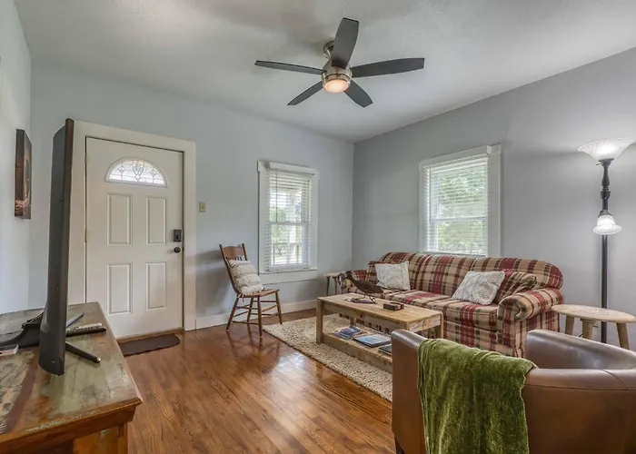 Bandera Bungalow - River, Downtown, Peaceful Fenced Corner Lot! King Bed!