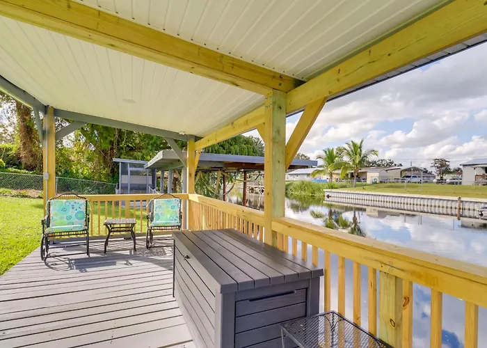 2 Mi To Lake Okeechobee: Waterfront Home W/ Deck!