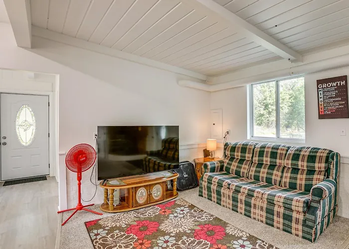 Pet-Friendly Retreat: Over 3 Acres In Baldwin!