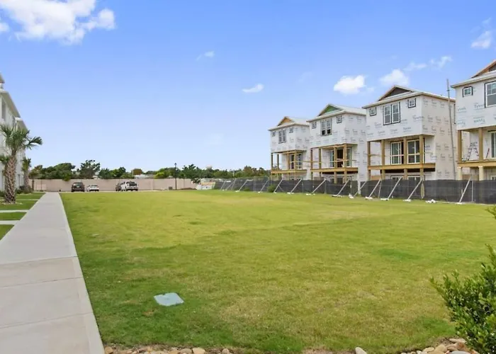 Luxury Beach Condo 5 Min Walk To Beach & Shops!