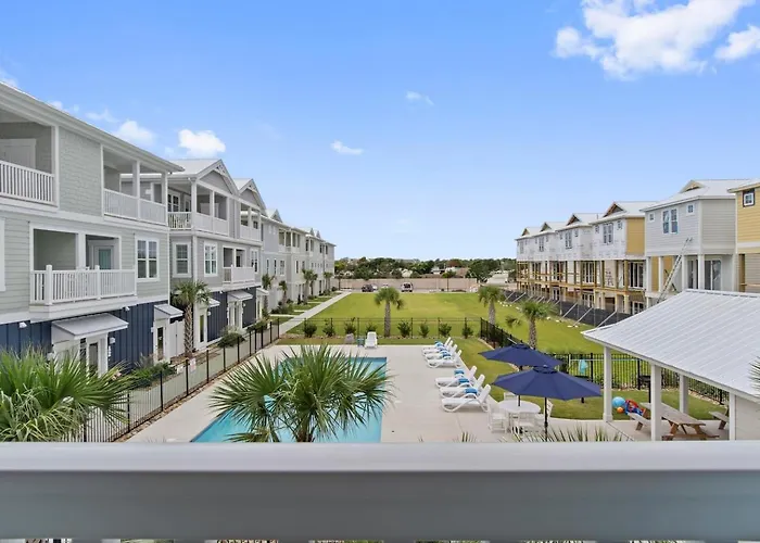 Luxury Beach Condo 5 Min Walk To Beach & Shops!