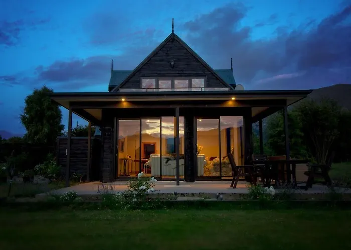 Te Awa Lodge Riverside Retreat