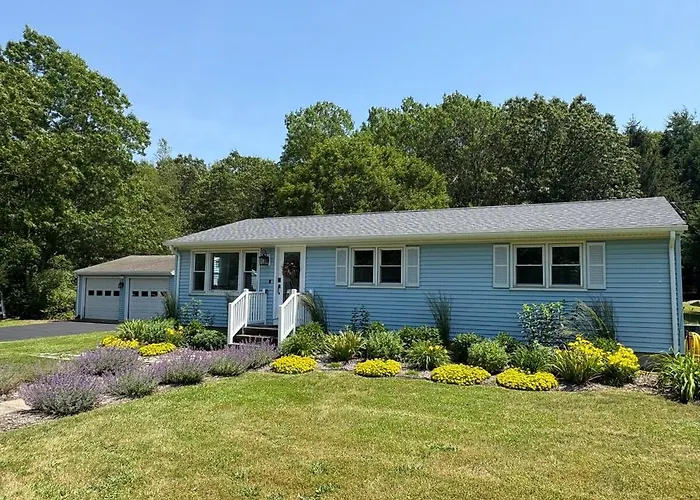 Stay A While In Niantic, Comfort By The Coast