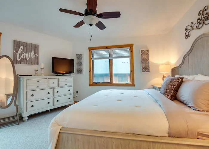 Lake Minocqua Condo W/ Shared Fire Pit!