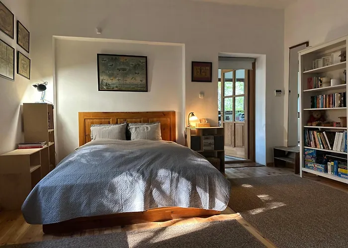Rustic Cottage & Garden Retreat On Buda Hilltop