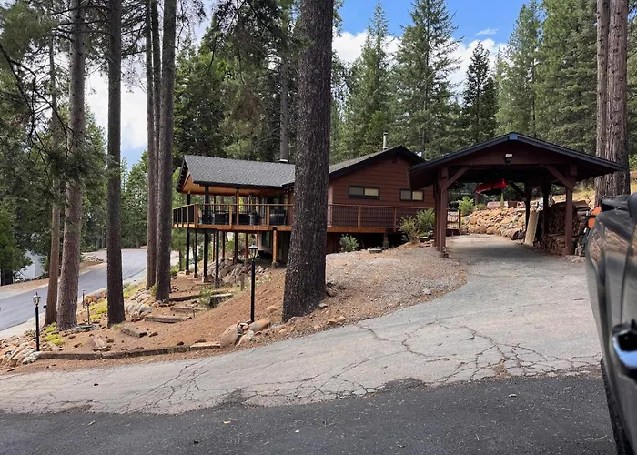 Luxury Lake Almanor Cabin Covered Deck & Views