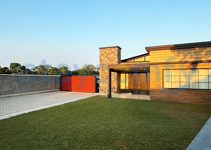 5Br Large Villa Crown Hill Estate F26
