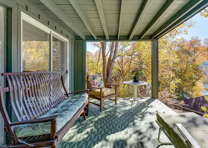 'Casa Alcoa' Mtn-View Apt Over Santeetlah Lake!