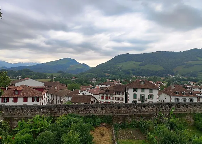 Auberge du Pèlerin- Auberge de charme en pierre avec vue sur les montagnes